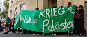 Vor dem besetzten Haus Großbeerenstraße 17a haben sich Unterstützer versammelt. 