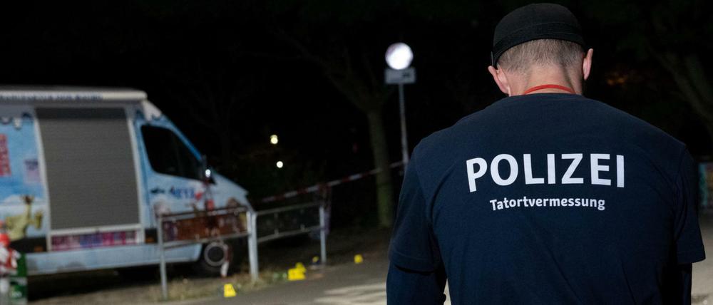 Ein Kriminaltechniker steht am Tatort in Berlin-Neukölln.
