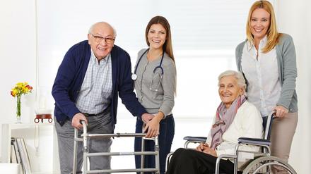 Jung pflegt Alt? 86 Prozent der Deutschen können sich vorstellen, ihre Angehörigen selbst zu pflegen. Allerdings sind weniger dazu bereit, wenn Demenz im Spiel ist.