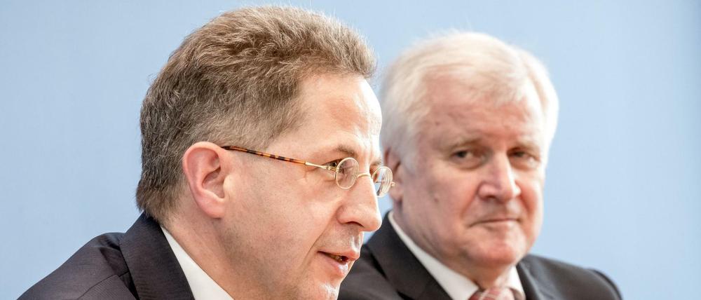 Horst Seehofer (CSU, r), Bundesminister für Inneres, Heimat und Bau, sitzt neben Hans-Georg Maaßen, Präsident des Bundesamtes für Verfassungsschutz.