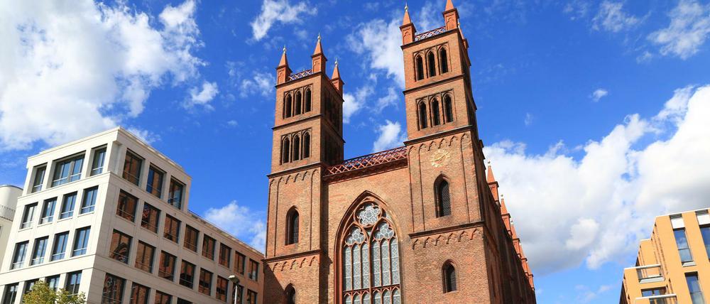 Der Bau von Luxuswohnungen unmittelbar neben der Friedrichswerderschen Kirche hat diese schwer beschädigt.