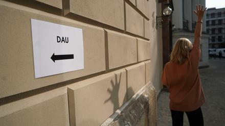 Ein Wegweiser führt in den Schinkel Pavillon, wo das "Dau"-Projekt vorgestellt wurde.