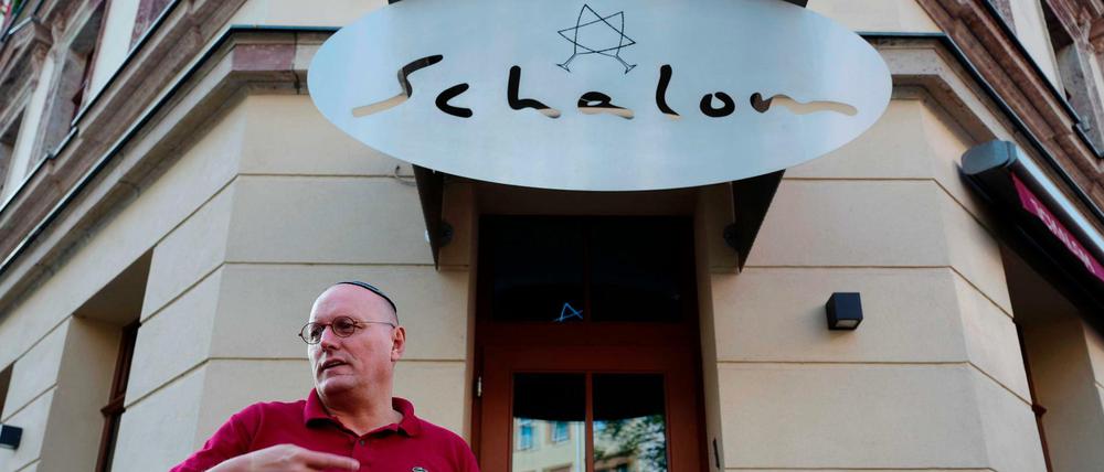 Uwe Dziuballa beschreibt die Angriffe auf sein jüdisches Restaurant "Schalom" in Chemnitz.