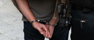 Razzia im Clan-Milieu: Polizisten führen einen verdächtigen Mann ab.