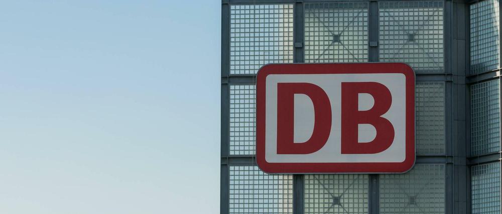 Turm mit dem Logo der Deutschen Bahn am Berliner Hauptbahnhof.