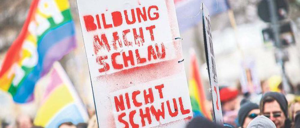 Aufklärung hilft. Doch fehlt in dem Band etwa eine Auseinandersetzung mit religiösen Argumenten.