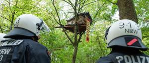 Zwei Polizisten stehen vor einem Baumhaus von Aktivisten im Hambacher Forst (Archivbild von 2018).