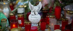 Blumen und Kerzen liegen in Köthen an der Stelle, an der am vergangenen Wochenende ein junger Mann zu Tode kam.