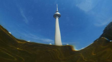 Berlin. Blauer Himmel rahmt den Fernsehturm ein.