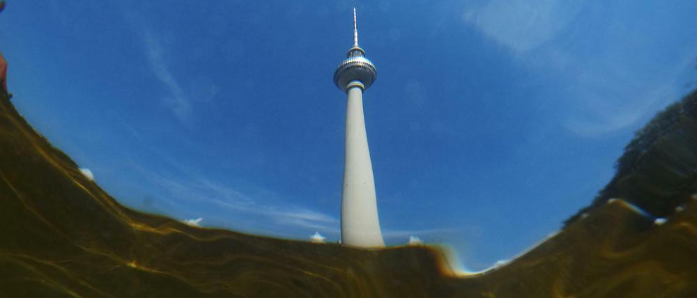 Berlin. Blauer Himmel rahmt den Fernsehturm ein.