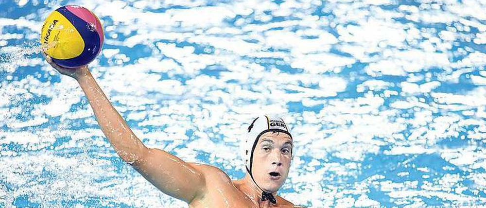 Chef im Wasser. Julian Real, der Dirigent der deutschen Abwehr. Foto: Friso Gentsch/dpa
