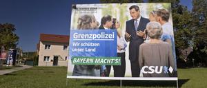 Ein Wahlplakat der CSU mit Markus Söder als Kandidat steht in Mindelheim (Unterallgäu). 1