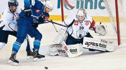 Auch das noch. Torwart Marvin Cüpper verletzte sich in Brno.