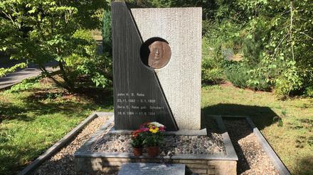„In tiefer Dankbarkeit“. John Rabes Grabstein stiftete die Stadt Nanjing.