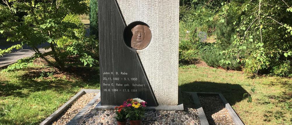 „In tiefer Dankbarkeit“. John Rabes Grabstein stiftete die Stadt Nanjing.