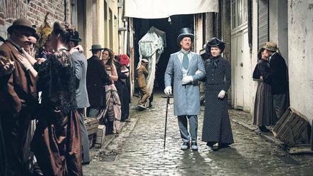 Arm, aber sexy. Tobias Moretti (Mackie Messer), Hannah Herzsprung (Polly) und die Bettler von Berlin.
