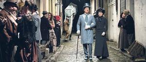 Arm, aber sexy. Tobias Moretti (Mackie Messer), Hannah Herzsprung (Polly) und die Bettler von Berlin.