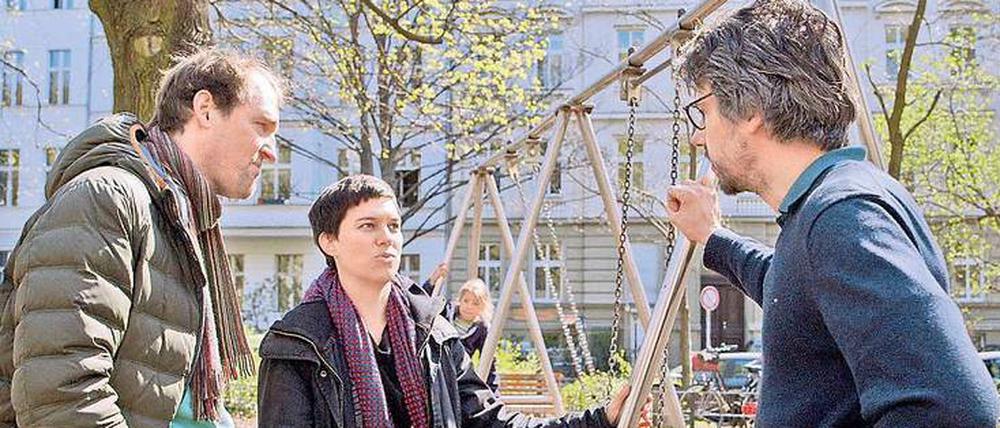 Spielplatzszene. Regisseur David Sieveking (rechts) spricht mit Eltern. 