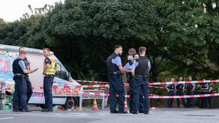 Im Dauereinsatz: Polizisten stehen an dem Ort, wo Nidal R. zuvor mit acht Kugel erschossen wurde. 