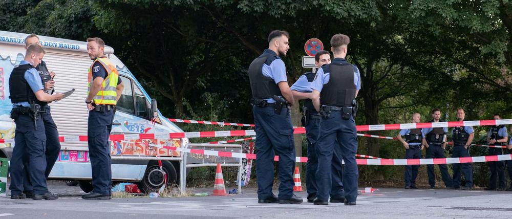 Im Dauereinsatz: Polizisten stehen an dem Ort, wo Nidal R. zuvor mit acht Kugel erschossen wurde.