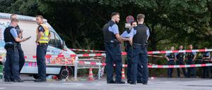 Im Dauereinsatz: Polizisten stehen an dem Ort, wo Nidal R. zuvor mit acht Kugel erschossen wurde. 