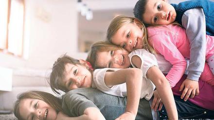Kinderzulage. Wer Geschwister hat, ist ein wenig gesünder, empathie- und widerstandsfähiger als Einzelkinder. Allerdings müssen kinderreiche Familien noch immer mit gesellschaftlichen Vorurteilen kämpfen. 