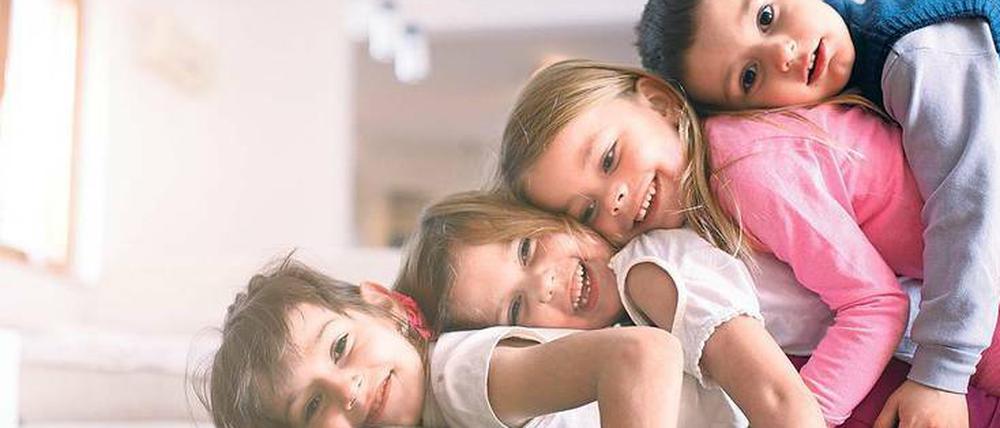 Kinderzulage. Wer Geschwister hat, ist ein wenig gesünder, empathie- und widerstandsfähiger als Einzelkinder. Allerdings müssen kinderreiche Familien noch immer mit gesellschaftlichen Vorurteilen kämpfen. 