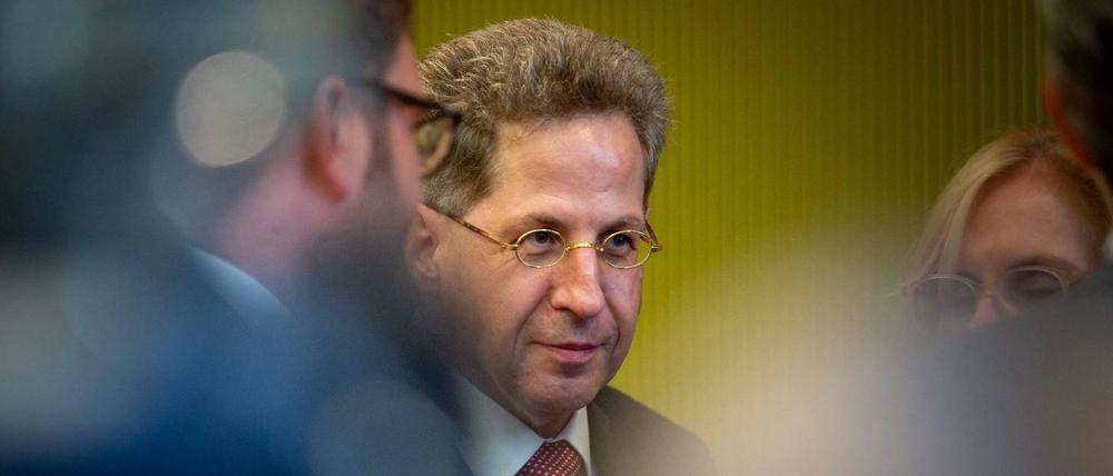 Hans-Georg Maaßen vor seiner Stellungnahme zu seinen umstrittenen Äußerungen zu den Ausschreitungen von Chemnitz in der Sitzung des Innenausschuss des Bundestags.
