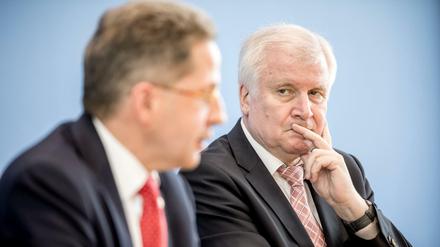 Innenminister Horst Seehofer (CSU) neben Verfassungsschutzchef Hans-Georg Maaßen