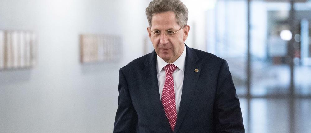 Hans-Georg Maaßen kommt aus der Sitzung des Parlamentarischen Kontrollgremiums für die Geheimdienste im Deutschen Bundestag.