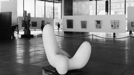 Blick in die Eröffungsausstellung der Neuen Nationalgalerie im September 1968 mit Kunst von Hans Arp und Piet Mondrian.
