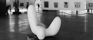 Blick in die Eröffungsausstellung der Neuen Nationalgalerie im September 1968 mit Kunst von Hans Arp und Piet Mondrian.