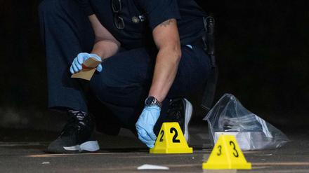 Nach den Schüssen auf Nidal R. sichern Beamte in Neukölln Spuren.