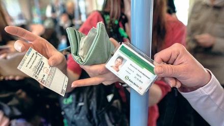Fahrkartenkontrolle in der Berliner S-Bahn (Symbolbild).