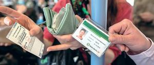 Fahrkartenkontrolle in der Berliner S-Bahn (Symbolbild).