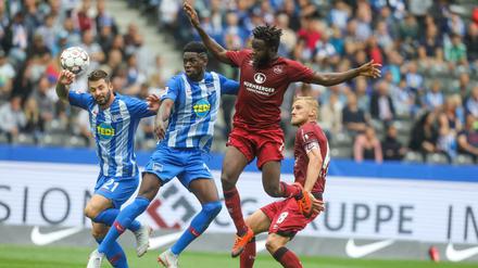 Sport statt Politik. Herthas Profis Marvin Plattenhardt (l.) und Jordan Torunarigha wollen am 28. September gegen Bayern ran.