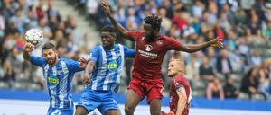 Sport statt Politik. Herthas Profis Marvin Plattenhardt (l.) und Jordan Torunarigha wollen am 28. September gegen Bayern ran.