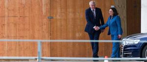Horst Seehofer (CSU), Bundesminister für Inneres und Andrea Nahles, Vorsitzende der SPD, kommen nach einem Treffen mit Kanzlerin Merkel (CDU) aus dem Bundeskanzleramt. 