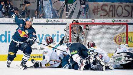 Dänischer Nationalspieler, der als Deutscher spielt. Mads Christensen (l.) von RB München jubelt über sein Tor zum 4:1 im siebten Finalspiel der vergangenen Saison gegen die Eisbären Berlin – die Bayern gewannen in diesem Spiel den Titel. 