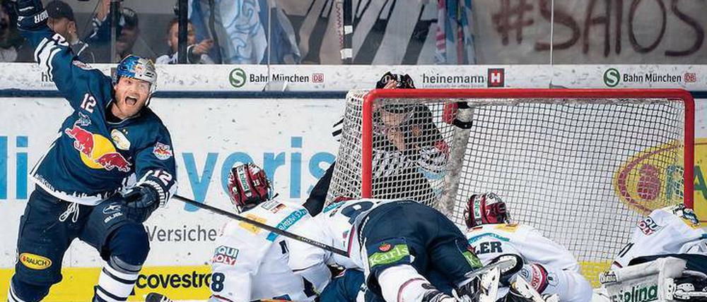 Dänischer Nationalspieler, der als Deutscher spielt. Mads Christensen (l.) von RB München jubelt über sein Tor zum 4:1 im siebten Finalspiel der vergangenen Saison gegen die Eisbären Berlin – die Bayern gewannen in diesem Spiel den Titel.