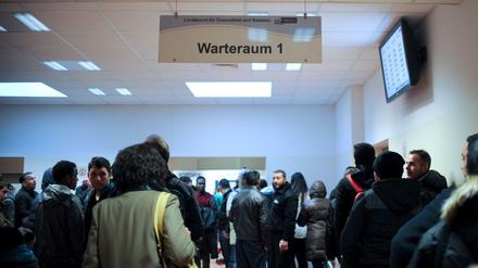 Asylantragsteller warten im LaGeSo (Landesamt für Gesundheit und Soziales) in Berlin.
