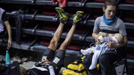 Das Kind an der Brust: Sophie Power bei UMTB.