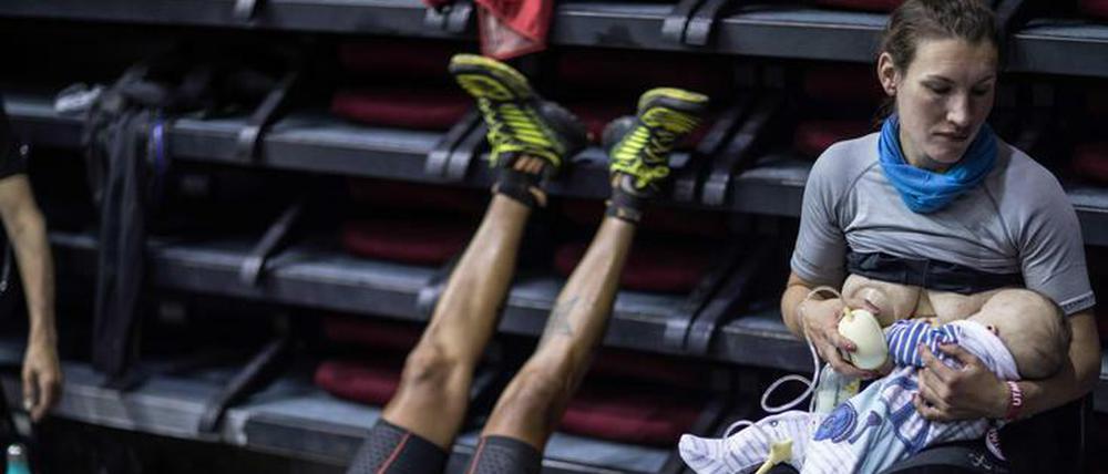 Das Kind an der Brust: Sophie Power bei UMTB.