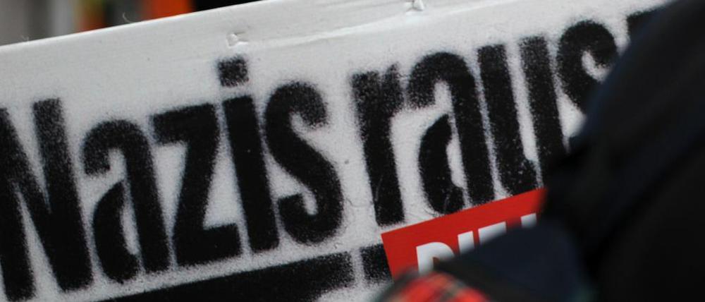 Demonstrantin mit "Nazis raus"-Transparent.