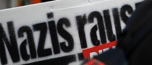 Demonstrantin mit "Nazis raus"-Transparent.