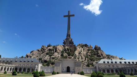 Weithin sichtbar ist das 150 Meter hohe Kreuz im „Tal der Gefallenen“.
