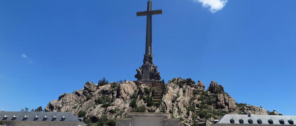 Weithin sichtbar ist das 150 Meter hohe Kreuz im „Tal der Gefallenen“.
