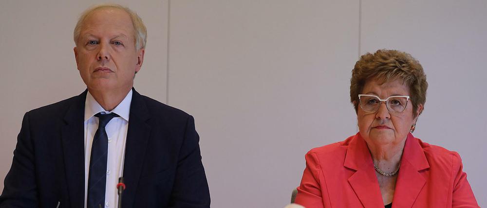Die frühere Gewerkschaftschefin Monika Wulf-Mathies und WDR-Intendant Tom Buhrow stellen den Abschlussbericht zum Umgang des WDR mit sexueller Belästigung vor.