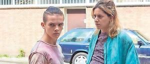 Überfordert. Cobain (Bas Keizer) und seine Mutter (Naomi Velissariou). 