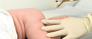 Forscher empfehlen, Flüchtlingskinder gegen Pneumokokken zu impfen. Im Bild dargestellt ist eine derzeit nicht mehr angewandte Technik. Säuglinge werden nicht mehr in den Po, sondern in den Oberschenkel geimpft.
